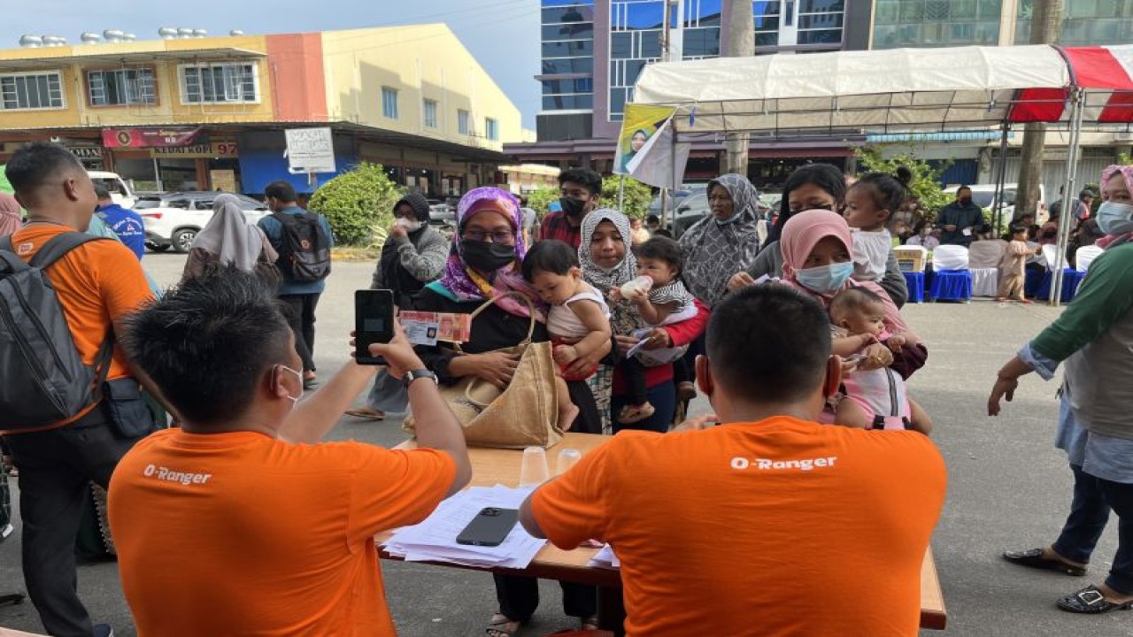 Penyaluran BLT dari Pemkot Batam (ANTARA/Jessica)
