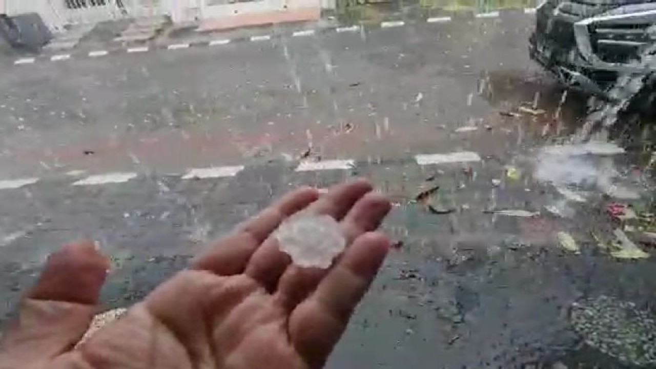 Fenomena alam berupa hujan es bersamaan dengan hujan deras dan disertai angin kencang terjadi di sejumlah wilayah Kota Surabaya, Jawa Timur, Senin (21/2/2022) sore. (ANTARA/HO-Warga Wiyung Surabaya)