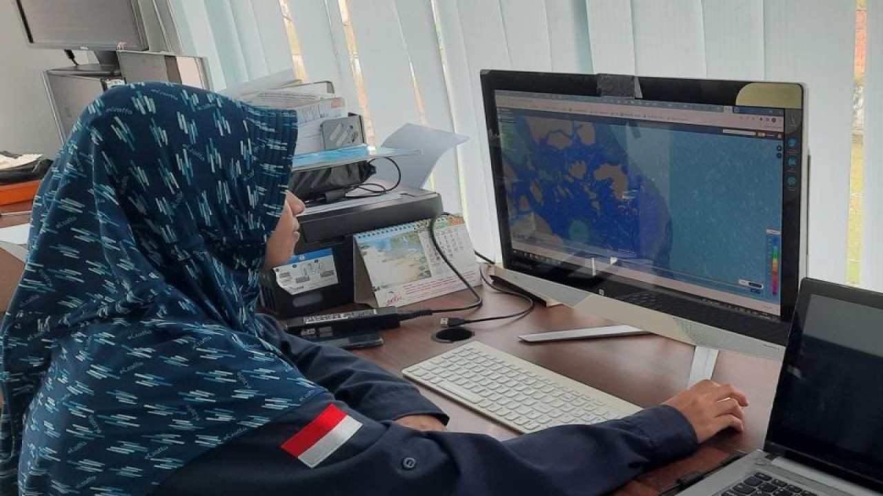 Prakirawan Badan Meteorologi Klimatologi Geofisika (BMKG) Kota Tanjungpinang, Kepulauan Riau Rizqi Nur Fitriani saat memantau cuaca.ANTARA/Nikolas Panama