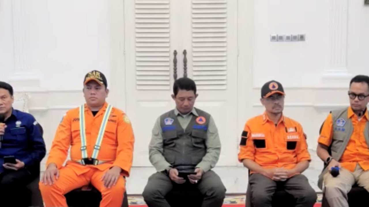 Tangkapan layar Deputi Geofisika BMKG Suko Prayitno Adi (kanan) dan Kepala BNPB Suharyanto (tengah) dalam konferensi pers virtual diikuti dari Jakarta, Jumat (25/11/2022) (ANTARA/Prisca Triferna)