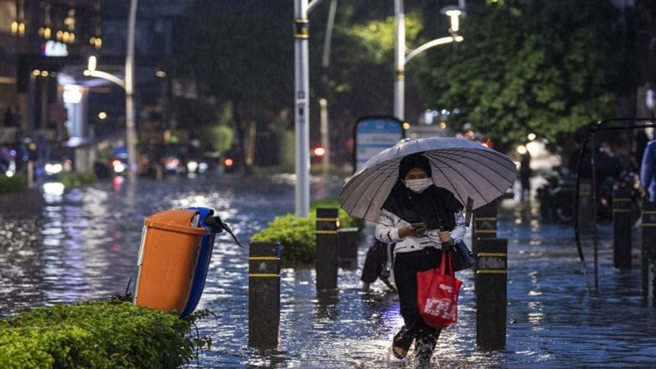 Arsip foto. Warga melewati genangan di Jalan Kemang Raya, Jakarta Selatan, Senin (20/12/2021), saat hujan deras menyebabkan banjir di bagian wilayah Provinsi DKI Jakarta. (ANTARA FOTO/Sigid Kurniawan/wsj)