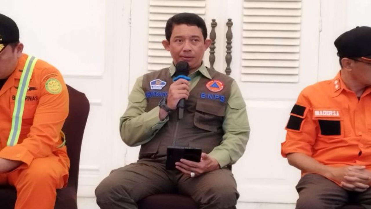 Kepala BNPB Suharyanto saat konferensi pers di Pendopo Cianjur, Kabupaten Cianjur, Jawa Barat, Jumat (25/11/2022). (ANTARA/Bagus Ahmad Rizaldi)