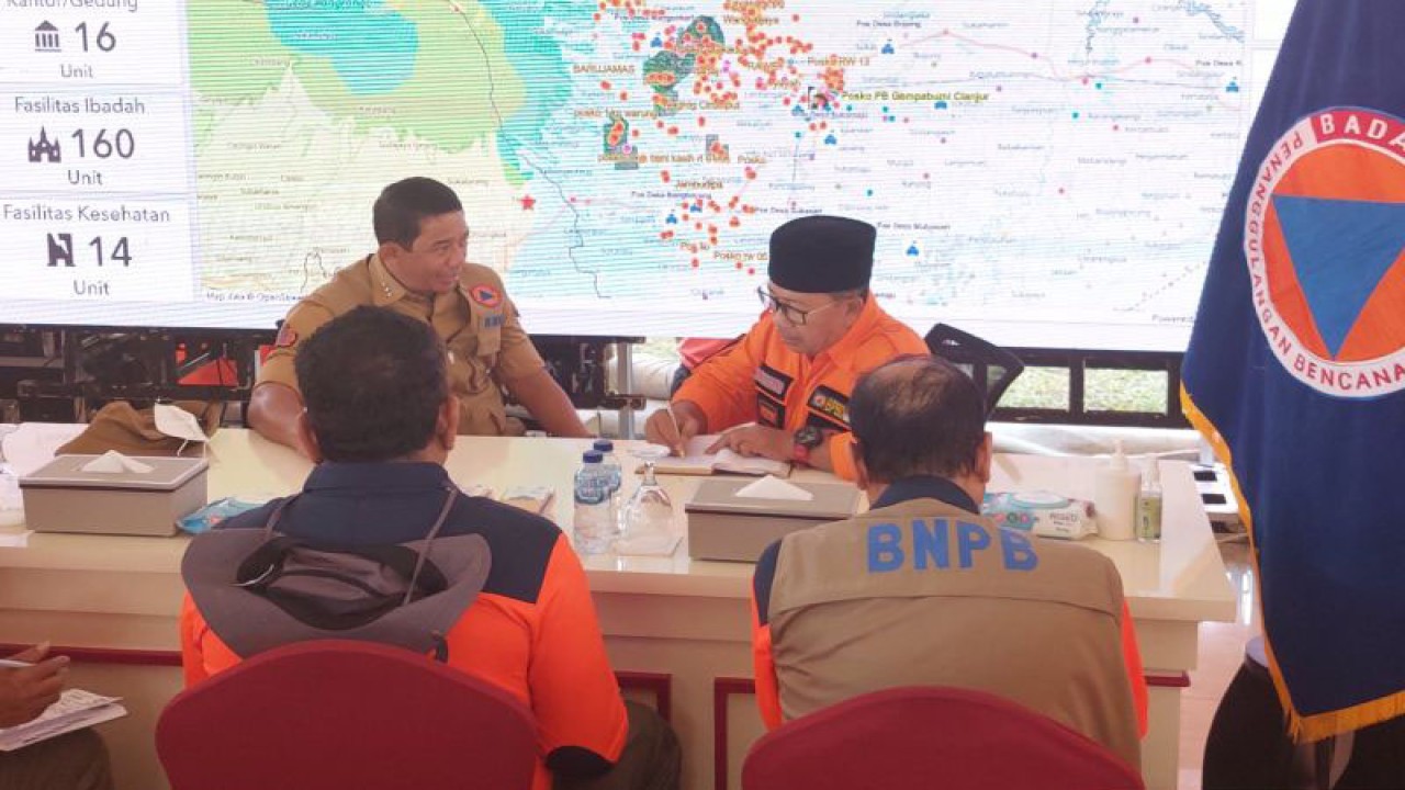 Bupati Cianjur Herman Suherman (kanan) saat rapat di Posko BNPB yang didirikan di Pendopo Kantor Bupati Cianjur, Jawa Barat, Senin (28/11/2022). (ANTARA/Ajat Sudrajat)