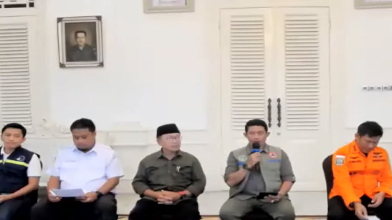 Kepala Badan Nasional Penanggulangan Bencana (BNPB) Letjen TNI Suharyanto berbicara (tiga dari kanan) dalam konferensi pers perkembangan penanganan gempa di Cianjur yang diikuti secara virtual di Jakarta, Minggu (27/11/2022). ANTARA/Martha Herlinawati Simanjuntak