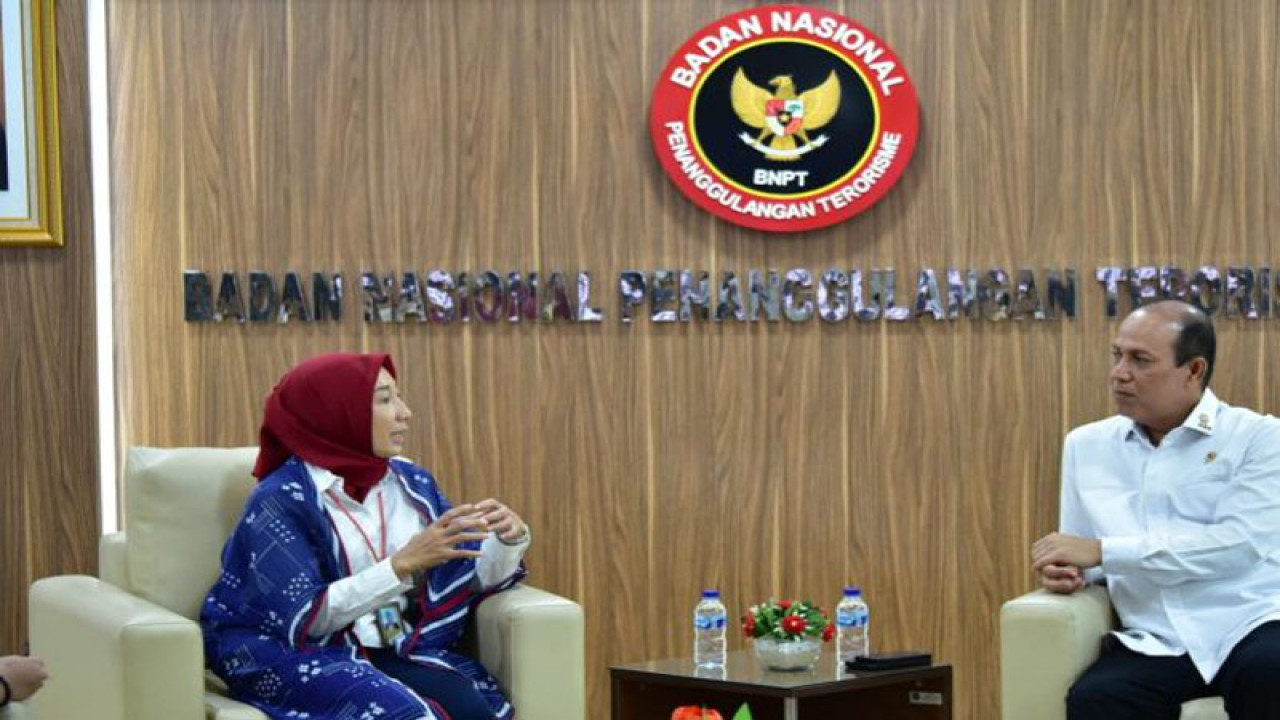 Kepala BNPT Komjen Pol. Boy Rafli Amar dan Vice President Human Capital PT KPI Kurnia Salwa Dewi di Kantor BNPT, Jakarta, Senin, (28/11/2022). (ANTARA/HO-Humas BNPT)