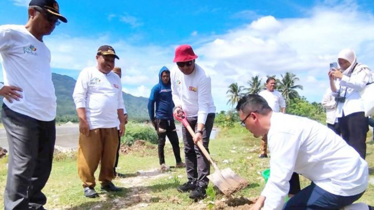 Bupati Bone Bolango, Hamim Pou menanam bibit pohon di bantaran Sungai Bone, Kabupaten Bone Bolango, Gorontalo. ANTARA/HO-Diskominfo Bone Bolango