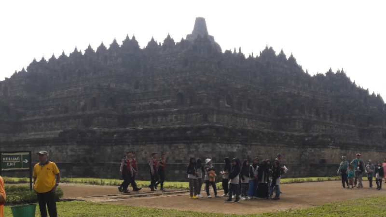 Wisatawan berkunjung di Candi Borobudur. ANTARA/Heru Suyitno