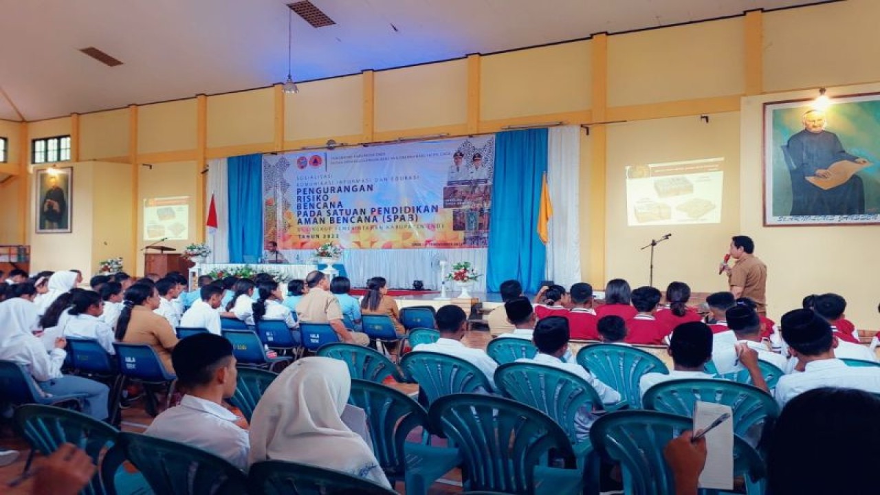 BPBD Kabupaten Ende memberikan Sosialisasi Komunikasi, Informasi dan Edukasi Pengurangan Risiko Bencana pada Satuan Pendidikan Aman Bencana di Ende, NTT, Senin (14/11/2022). (ANTARA/HO-BPBD Ende)