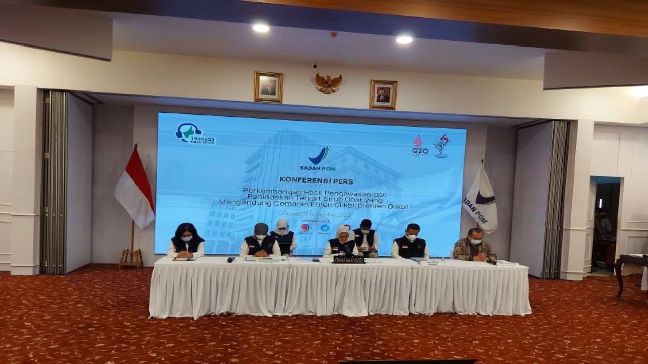 Kepala BPOM Penny K Lukito (tengah) saat memimpin doa bersama bagi pasien meninggal dan dalam perawatan akibat gangguan ginjal akut. Doa itu diselanggarakan menjelang agenda konferensi pers di Gedung BPOM Jakarta, Kamis (17/11/2022). (FOTO ANTARA/Andi Firdaus).