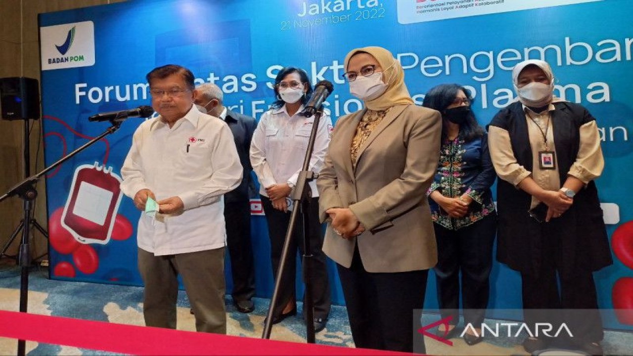 Ketua Umum Palang Merah Indonesia (PMI) Jusuf Kalla (kiri depan) dan Kepala Badan BPOM Penny Kusumastuti Lukito (kanan depan) pada acara Forum Lintas Sektor Pengembangan Industri Fraksionasi Plasma di Hotel Grand Mercure, Kemayoran, Jakarta Pusat, Senin (21/11/2022) (ANTARA/Suci Nurhaliza)