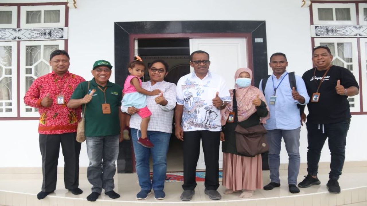 BPS Kota Jayapura foto bersama saat dengan Penjabat Wali Kota Jayapura Frans Pekey (tengah) setelah pelaksanaan pendataan Regsosek (ANTARA/HO-Humas Pemkot Jayapura)