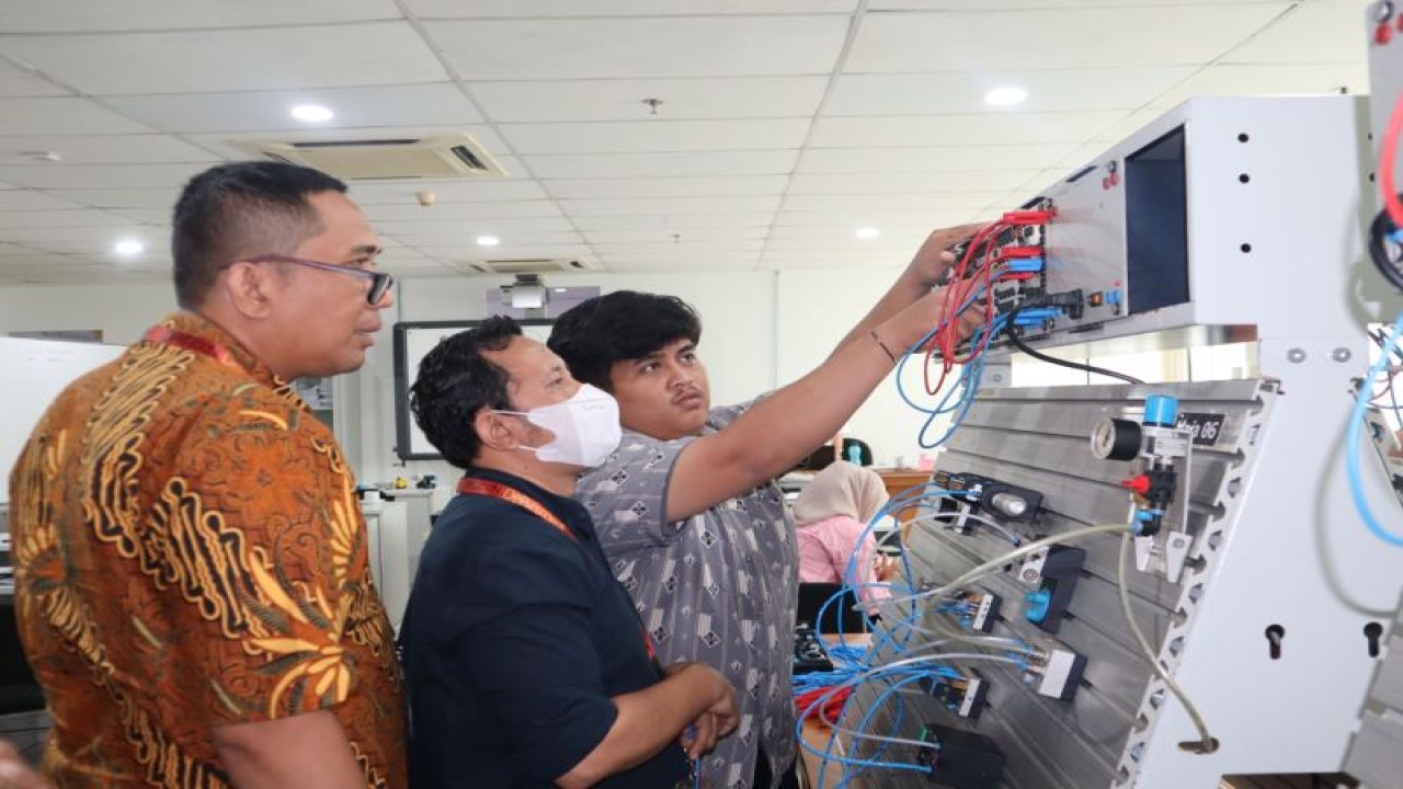BPSDMI Kemenperin melalui PIDI 4.0 menjalin kerja sama dengan PT. Festo dan Politeknik Negeri Batam untuk menyelenggarakan pelatihan Pneumatik & Total Preventive Maintenance dalam rangka mendukung peningkatan skill SDM Industri Semikonduktor. (ANTARA/ HO Biro Humas Kementerian Perindustrian)