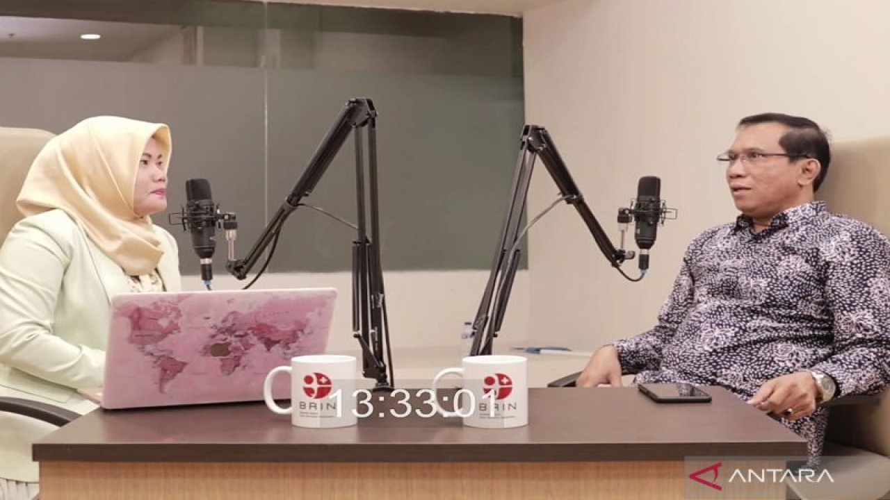 Tangkapan layar - peneliti Pusat Riset Politik Badan Riset dan Inovasi Nasional (BRIN) Lili Romli dan Devi Darmawan dalam Podcast BRIN bertajuk “Kesiapan, Antisipasi, dan Proyeksi Jelang Pemilu 2024”, sebagaimana dipantau melalui kanal YouTube BRIN Indonesia, di Jakarta, Rabu (23/11/2022). ANTARA/Tri Meilani Ameliya.