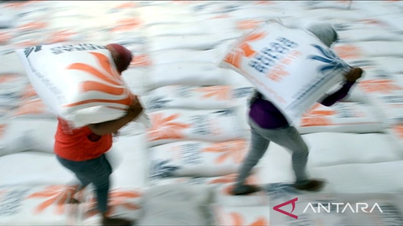 Ilustrasi - dua pekerja mengangkat beras Bulog untuk dipindahkan ke truk di gudang Bulog Panaikang, Makassar, Sulawesi Selatan. ANTARA/Darwin Fatir.