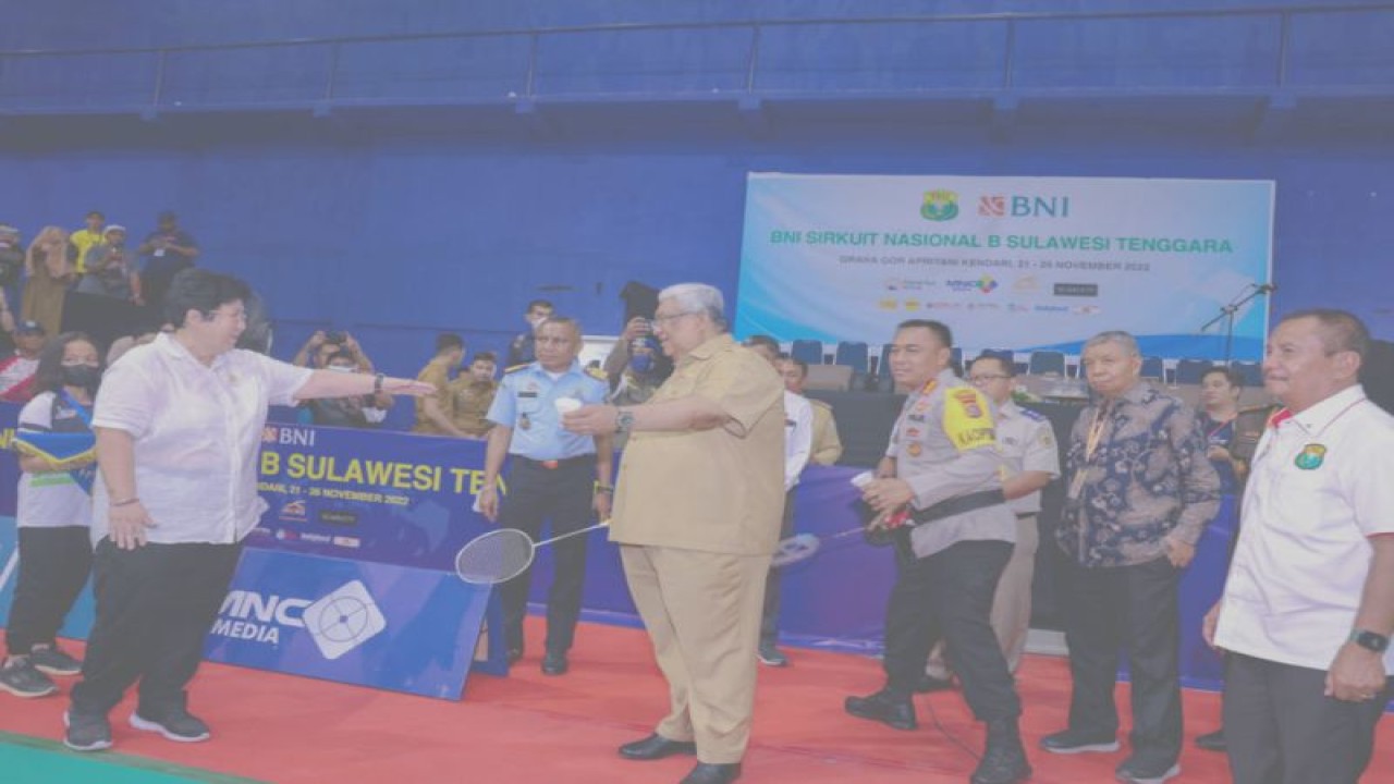 Gubernur Sulawesi Tenggara Ali Mazi saat membuka turnamen bulu tangkis Sirnas Bulu Tangkis B di Kendari (Antara/HO-Diskominfo Sultra)