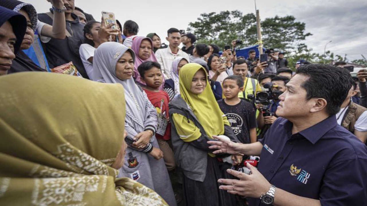 Menteri BUMN Erick Thohir berbicang dengan warga saat meninjau posko bencana Satgas BUMN di Limabangansari, Cianjur, Jawa Barat, Jumat (25/11/2022). ANTARA FOTO/Dhemas Reviyanto/foc.
