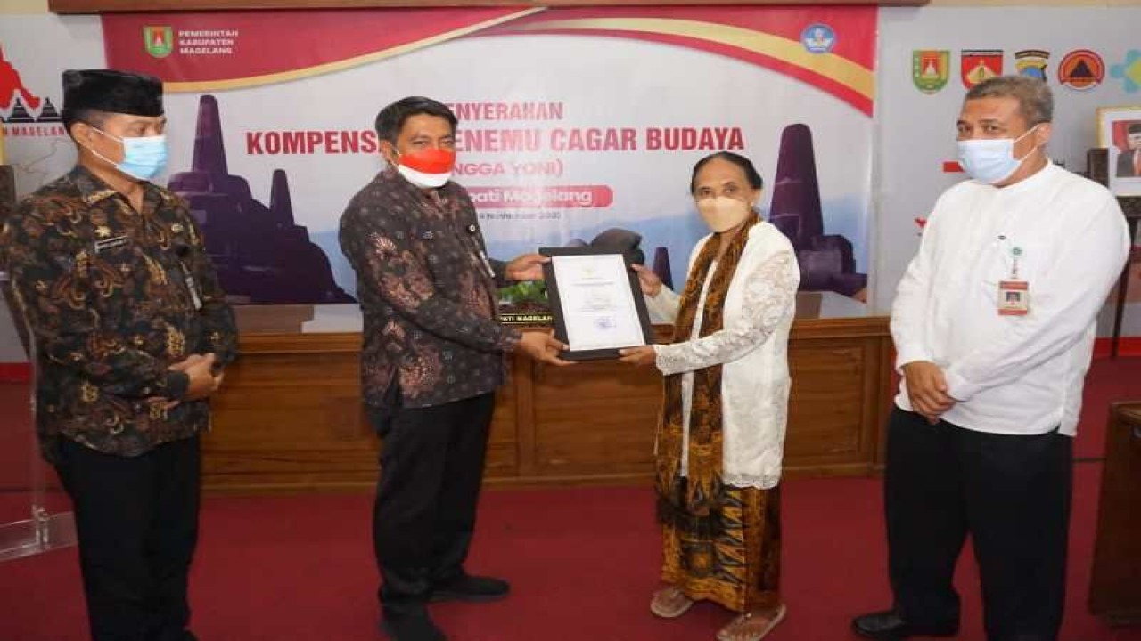 Bupati Magelang Zaenal Arifin menyerahkan kompensasi temuan benda cagar budaya berupa lingga-yoni ukuran besar kepada keluarga FX Wahyanto. ANTARA/HO - Bagian Prokompim Kabupaten Magelang