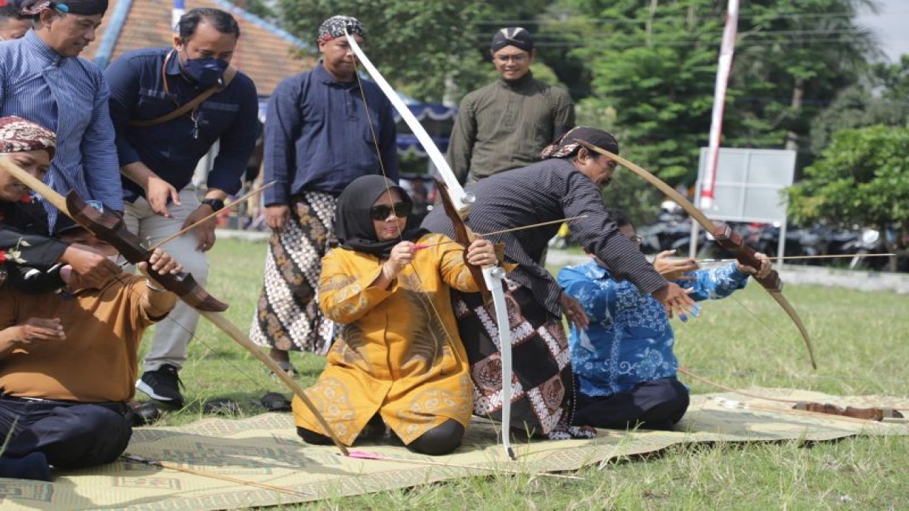 Bupati Sleman Kustini Sri Purnomo membuka "Gladhen Ageng Jemparingan" yang diselenggarakan Kelurahan Wedomartani, Ngemplak, Sabtu (5/11/22). ANTARA/HO-Bagian Prokopim Setda Sleman