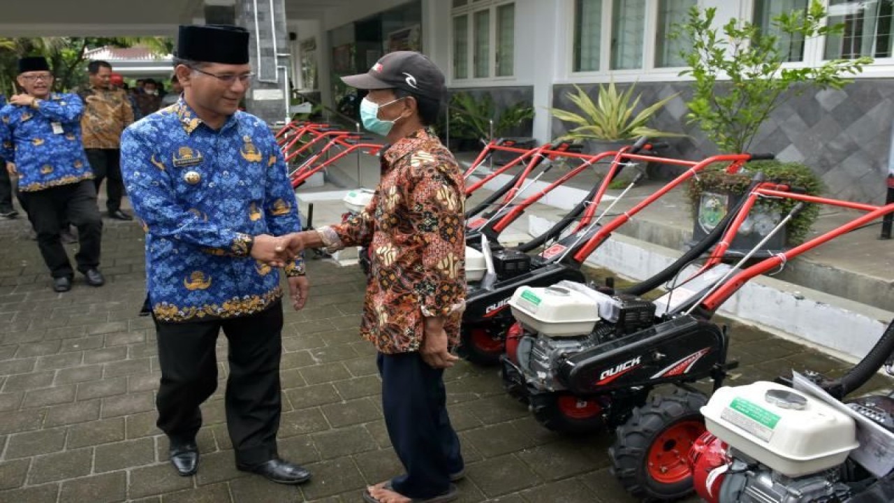 Bupati Boyolali M. Said Hidayat saat menyerahkan bantuan alsintan kepada petani di Kantor Dinas Pertanian Boyolali, Kamis (17/11/2022). ANTARA/HO--Humas Pemkab Boyolali.