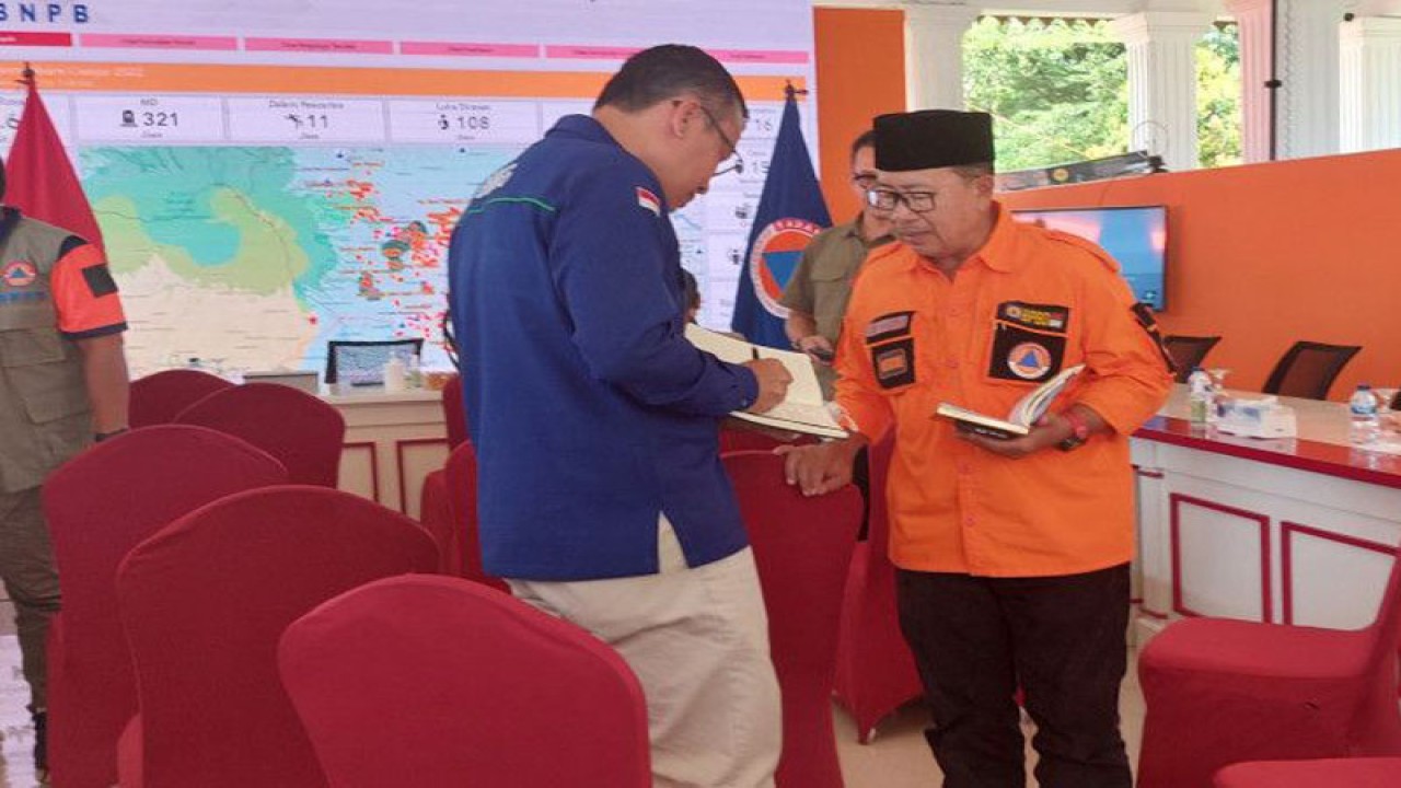 Bupati Cianjur Herman Suherman (kanan) seusai rapat di Posko BNPB, di Pendopo Kantor Bupati Cianjur, Jawa Barat, Senin (28/11/2022). (ANTARA/Ajat Sudrajat)