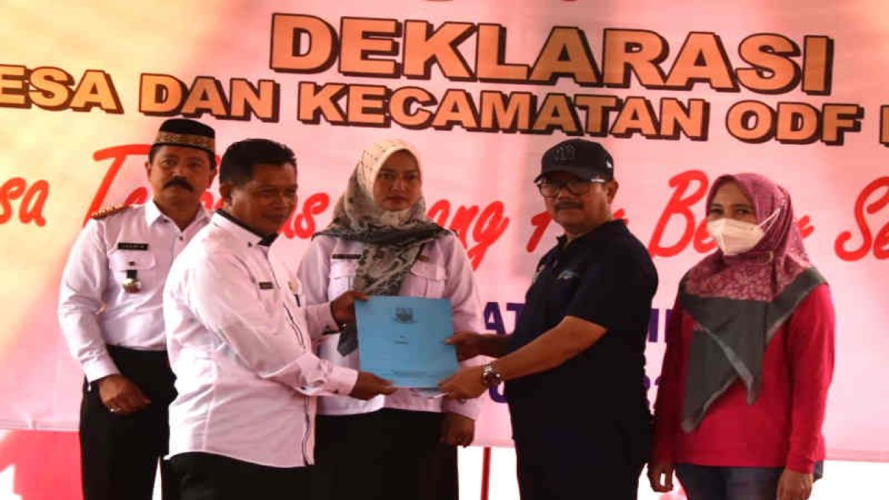 Bupati Cirebon Imron (kedua kanan) saat melakukan deklarasikan 86 desa bebas dari BAB sembarangan di Cirebon, Jawa Barat, Rabu (16/11/2022). (ANTARA/Ho-Humas)