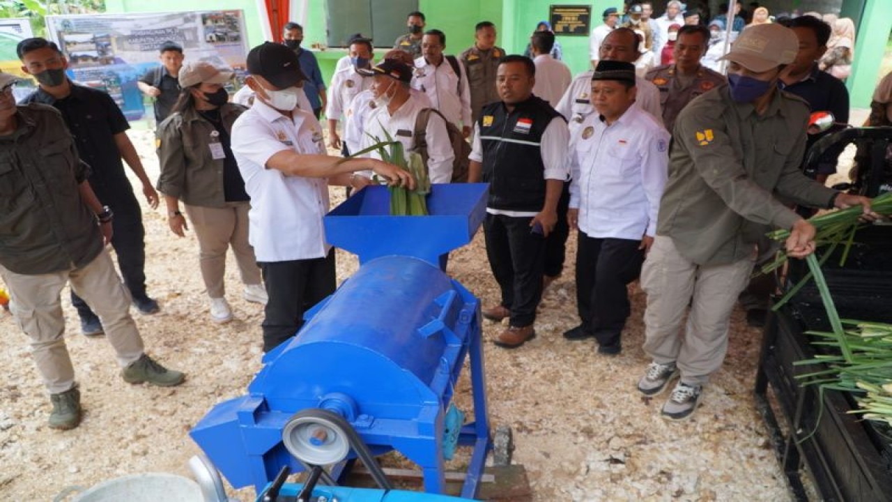 Bupati Gunungkidul mencoba pengolahan limbah untuk pakan ternak. (ANTARA/HO-Humas Pemkab Gunungkidul)