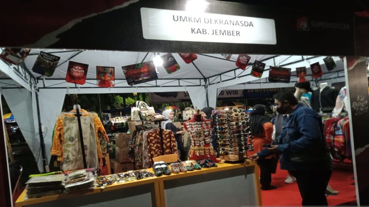 Salah seorang warga nonton bareng Piala Dunia 2022 melihat UMKM di sekitar alun-alun Jember, Minggu (27/11/2022) malam. (ANTARA/Zumrotun Solichah)