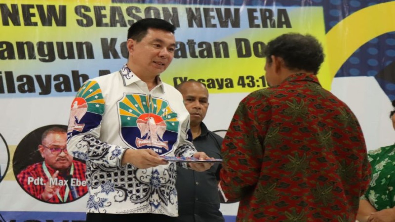 Bupati Kaimana Freddy Thie menutup pelatihan fasilitator yang digelar oleh Jaringan Doa Regional se-Tanah Papua pada Sabtu (12/11/2022). (ANTARA/HO-Tim Media Bupati Kaimana)