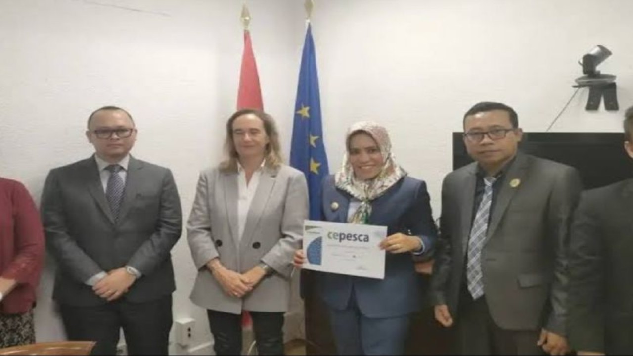 Bupati Kepsul, Fifian Adeningsi Mus saat melakukan kunjungan kerja di Madrid, Spanyol mempromosikan potensi coklat dan madu khas asal Kepulauan Sula (Abdul Fatah)