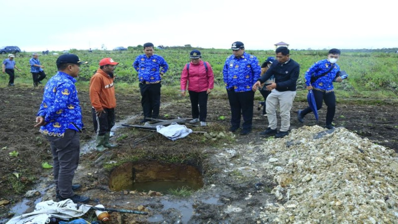 Bupati Samosir Vandiko T Gultom didampingi Kepala Dinas Pertanian dan Peternakan Tumiur Gultom, Pimpinan SKPD dan Camat Harian meletakkan batu pertama jaringan irigasi air tanah untuk mendukung kawasan pertanian terpadu di Desa Hariara Pintu Kecamatan Harian (ANTARA/HO)
