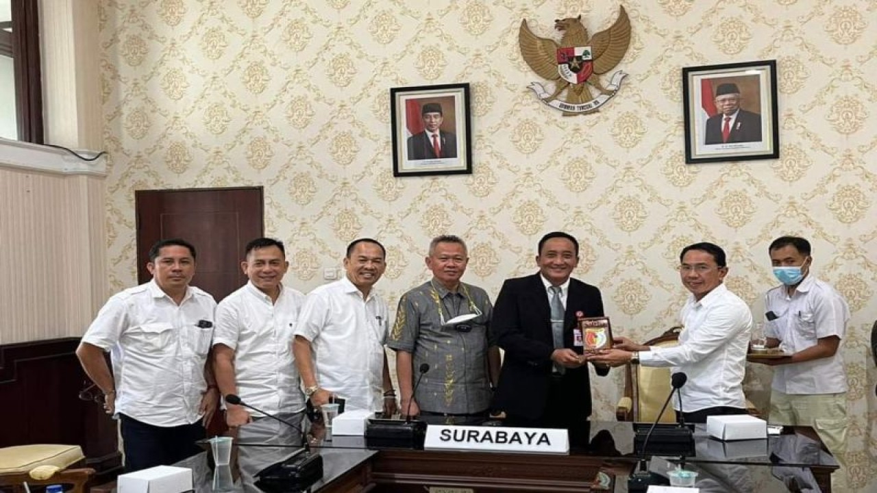 Bupati Sigi Mohamad Irwan (kanan) menyerahkan cendra mata kepada Pemerintah Kota Surabaya, di Surabaya, Rabu (9/11/2022). (ANTARA/HO-ProkopimSetda Pemkab Sigi)