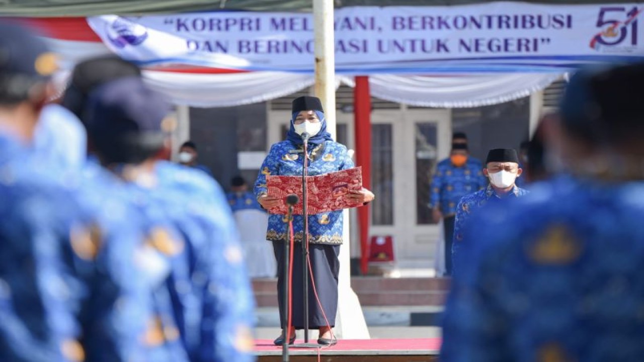 Bupati Sleman Kustini Sri Purnomo saat menjadi Inspektur Upacara Peringatan HUT ke-51 Korpri di Lapangan Pemda Sleman, Yogyakarta, Selasa (29/11/22). (ANTARA/HO-Setda Sleman)