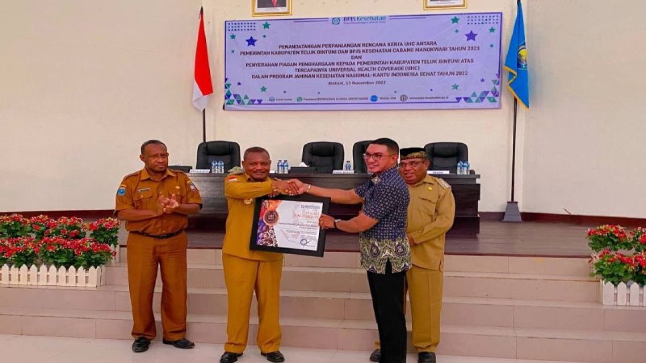 Bupati Teluk Bintuni, Petrus Kasihiw dan Kepala BPJS Kesehatan Manokwari, Deny Jermy Eka Putra Mase, berjabat tangan usai penandatanganan Perpanjangan Rencana Kerja UHC antara Pemkab Teluk Bintuni dan BPJS Kesehatan Manokwari, Selasa (15/11/2022). (ANTARA/HO-BPJS Kesehatan Cabang Manokwari)