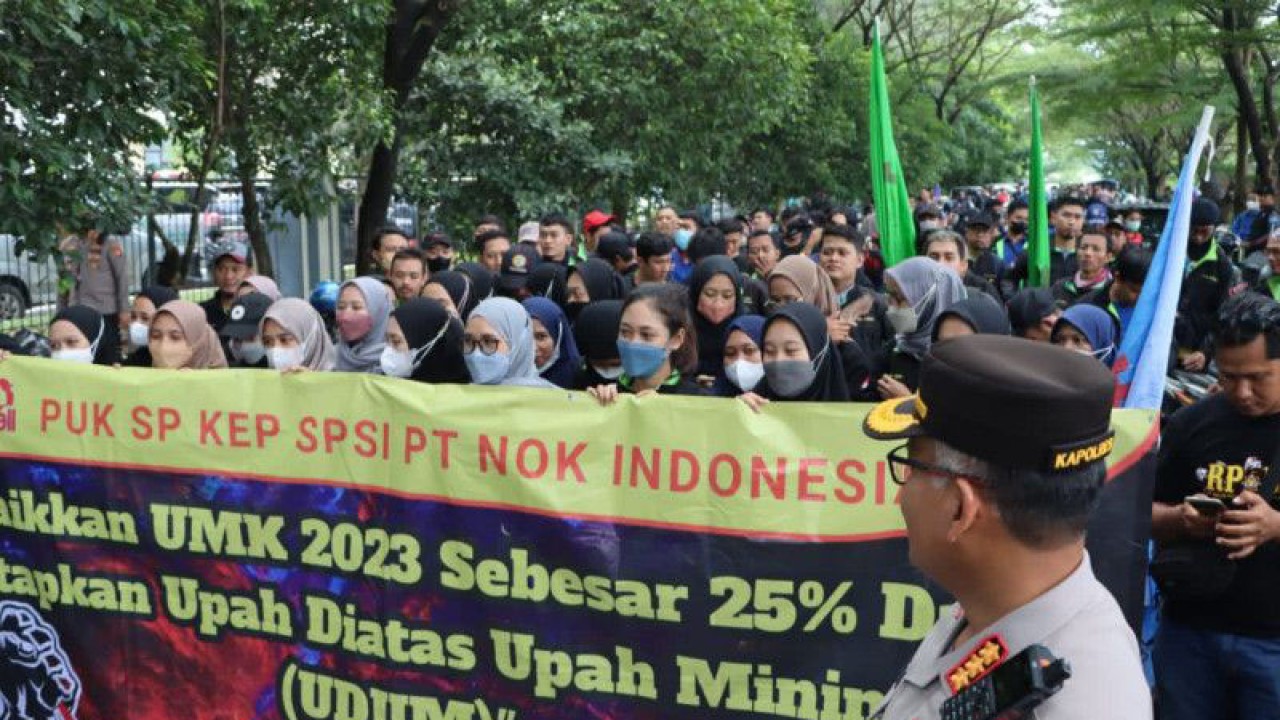 Buruh Kabupaten Bekasi, Jawa Barat melakukan unjuk rasa damai di komplek perkantoran Pemerintah Kabupaten Bekasi, Desa Sukamahi, Kecamatan Cikarang Pusat, Selasa. (ANTARA/Pradita Kurniawan Syah).