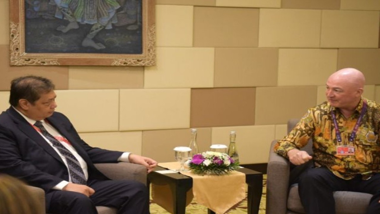 Menteri Koordinator (Menko) Bidang Perekonomian Airlangga Hartarto (kiri) menemui Chief Executive Officer Unilever Global Alan Jope (kanan) di sela-sela penyelenggaraan Business 20 (B20) Summit di Nusa Dua, Bali, Senin (14/11/2022). ANTARA/Agatha Olivia Victoria.