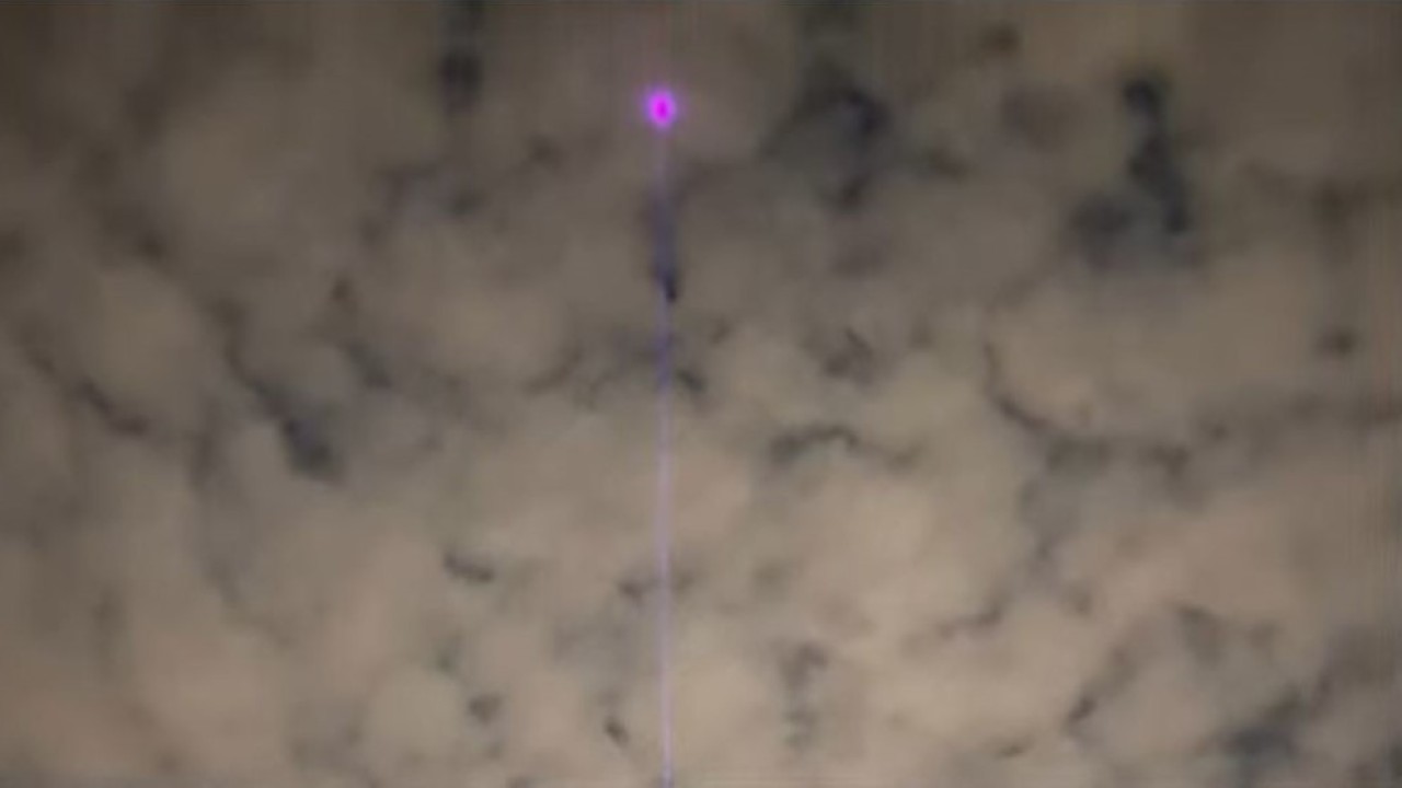 Sebuah penampakan cahaya misterius berwarna ungu di langit negara bagian California, Amerika Serikat. (Tangkapan layar)