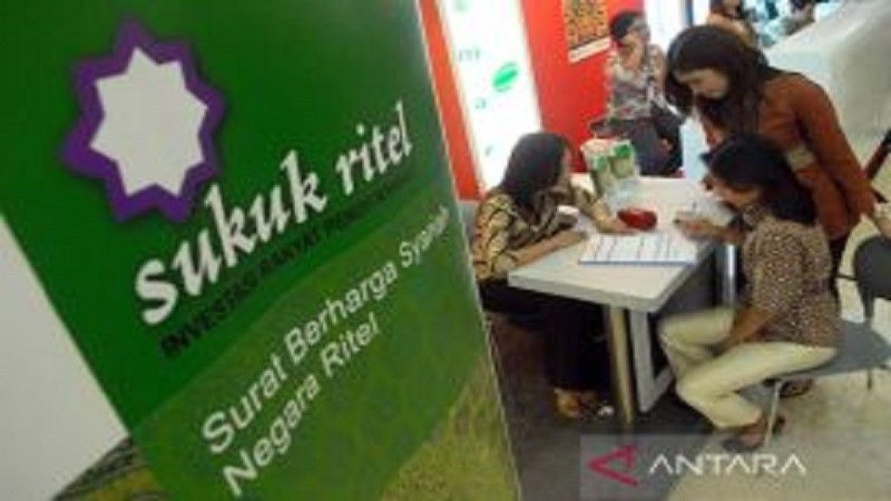 Ilustrasi - Beberapa calon pembeli berkonsultasi tentang pembelian di sebuah gerai agen penjual Sukuk Negara Ritel Seri SR-001 saat peluncurannya di Jakarta. (FOTO ANTARA/Andika Wahyu/pd/aa.)