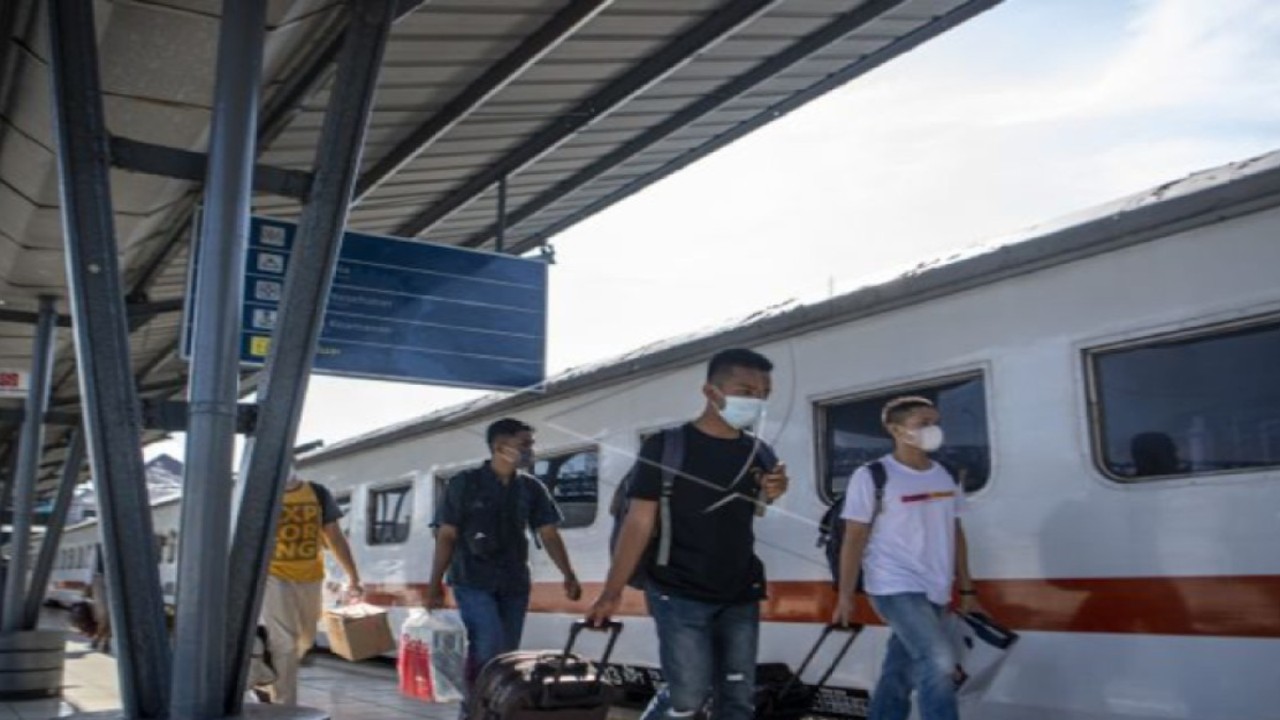 Calon penumpang berjalan menuju gerbong kereta api Serello tujuan Palembang-Lubuklinggau di Stasiun Kertapati, Palembang, Sumatera Selatan, Minggu (2/5/2021). (ANTARA FOTO/Nova Wahyudi/wsj)