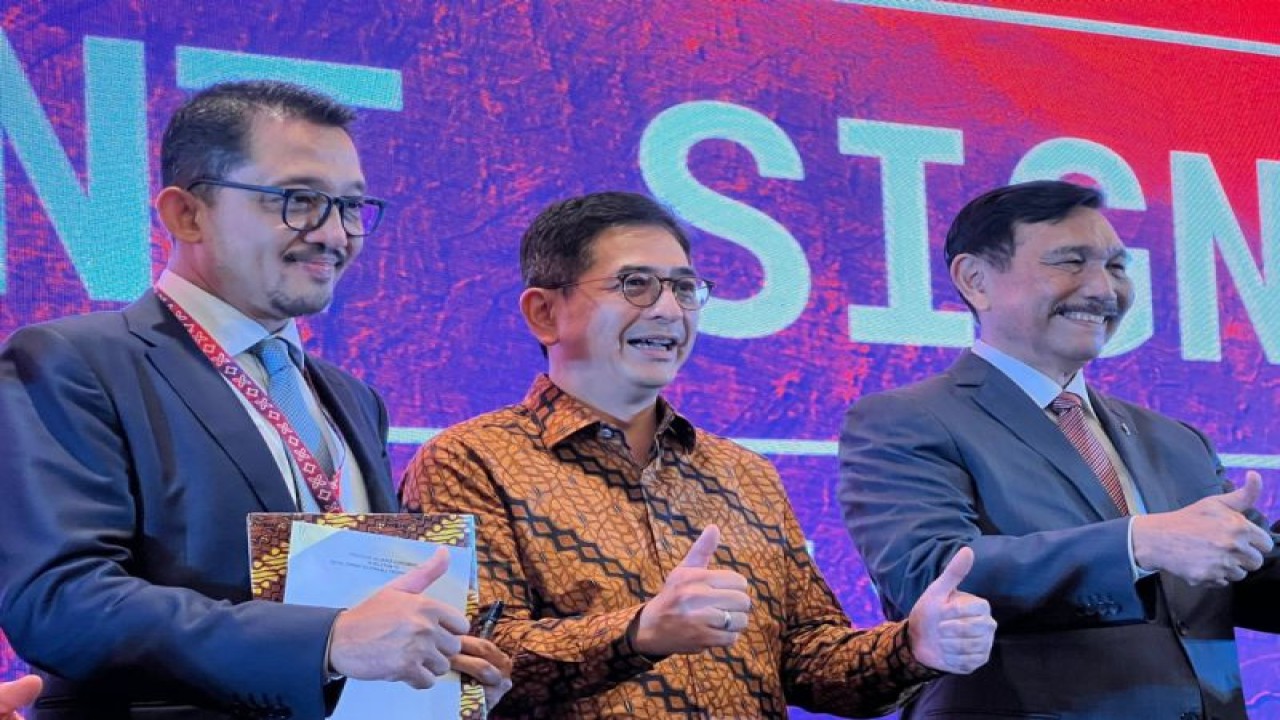 CEO/Presiden Direktur PT Maharaksa Biru Energi Tbk, Bobby Gafur Umar (kiri) didampingi Ketua Umum Kadin Arsjad Rasjid (tengah) dan Menteri Koordinator Kemaritiman dan Investasi Luhut B. Panjaitan usai penandatanganan dengan Intec Engineering GmbH / SBW Energy GmbH Jerman mengenai perjanjian aliansi strategis pengembangan sejumlah proyek energi terbarukan di Indonesia, di Nusa Dua, Bali, Jumat (11/11/2022). ANTARA/HO-OASA.