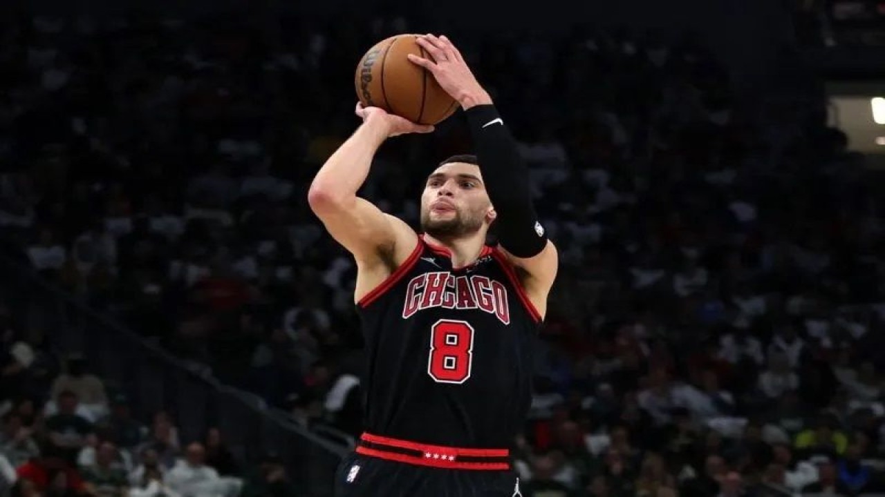 Foto arsip - Pemain Chicago Bulls Zach LaVine dalam satu pertandingan NBA di Milwaukee, Wisconsin, 30 April 2022. (ANTARA/AFP/STACY REVERE.)