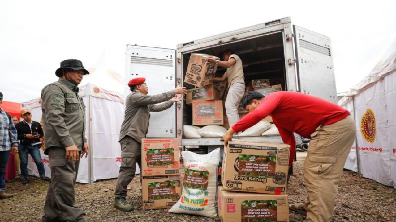 Petugas memuat bantuan dari paguyuban Istri Divia Cita (IDC) 83 yang akan disalurkan bagi korban gempa bumi di Kabupaten Cianjur, Jawa Barat, Jumat, (25/11/2022). (ANTARA/HO-Humas BIN).