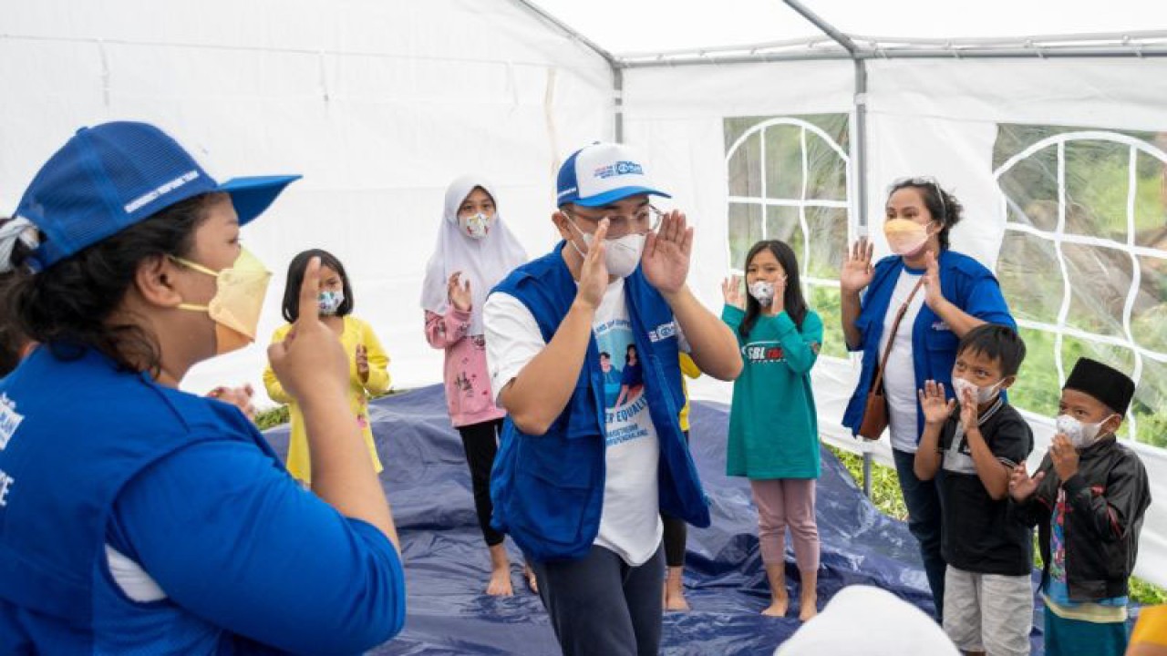 Tim Tanggap Darurat Yayasan Plan International Indonesia (Plan Indonesia) melakukan trauma healing dengan anak-anak penyintas gempa bumi Cianjur, Jawa Barat, Selasa (29/11/2022) (ANTARA/HO.Humas Plan Indonesia)