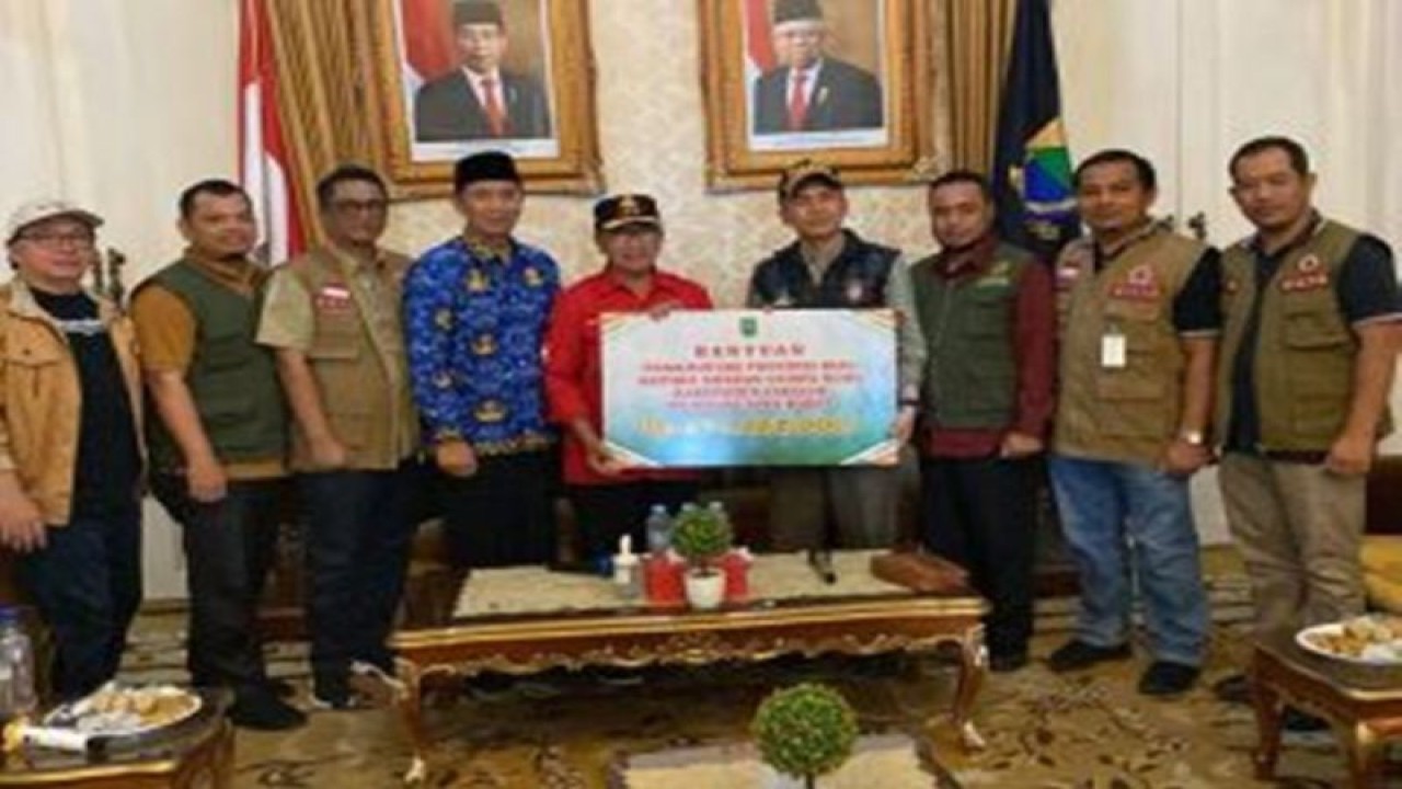 Bupati Cianjur  Herman Suherman di Pendopo Kantor Bupati Cianjur, Jawa Barat saat menerima bantuan kemanusian dari Pemrov Riau Rp533,10 juta, Selasa (29/11/2022). ANTARA/HO-Diskominfotik Riau.