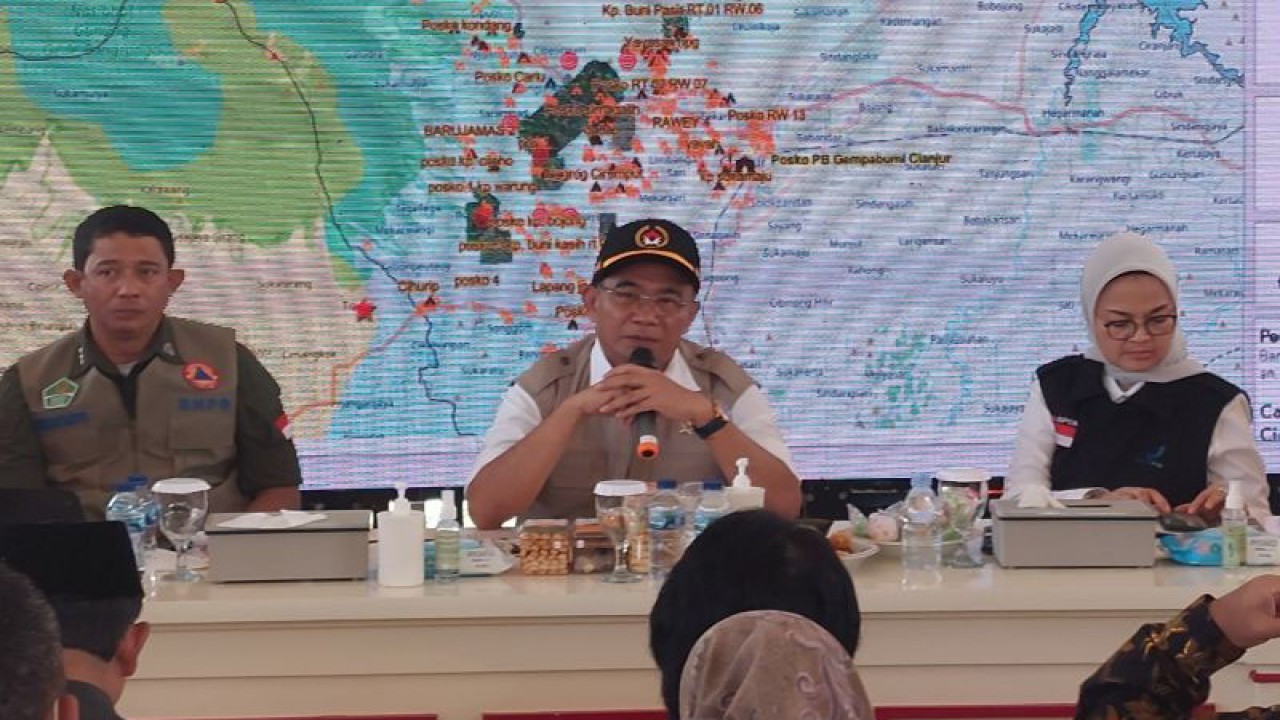 Menteri Koordinator Bidang Pembangunan Manusia dan Kebudayaan (Menko PMK) Prof Dr Muhadjir Effendy, seusai mengikuti rakor dengan Kepala BNPB Letjen TNI Suharyanto dan Kepala BPOM Penny K Lukito, di Pendopo Kantor Bupati Cianjur, Rabu (30/11/2022). (ANTARA/Ajat Sudrajat)