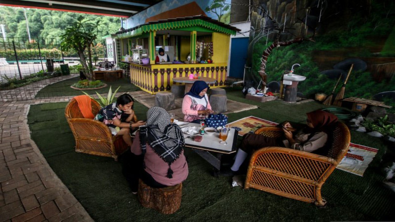 Warga beraktivitas di Taman Betawi yang terletak di kolong tol JORR W2, Joglo, Jakarta, Rabu (8/1/2020). Selain memberikan ruang interaksi kepada masyarakat, penataan tersebut dilakukan dengan tujuan menghilangkan kesan kumuh. ANTARA FOTO/Rivan Awal Lingga/pras.