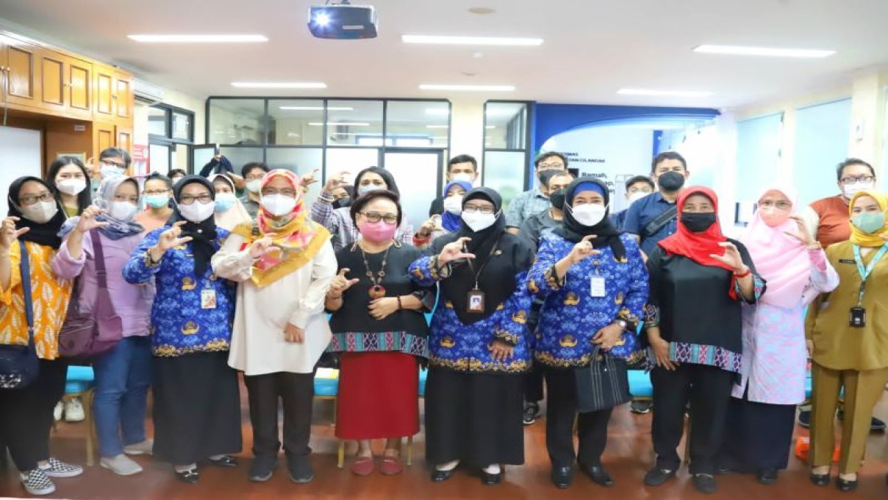 Warga dan manajemen Puskesmas Cilandak berfoto bersama usai kegiatan Forum Konsultasi Publik dan Temu Pelanggan, Jakarta, Selasa (29/11/2022). ANTARA/HO-Kominfotik Jakarta Selatan