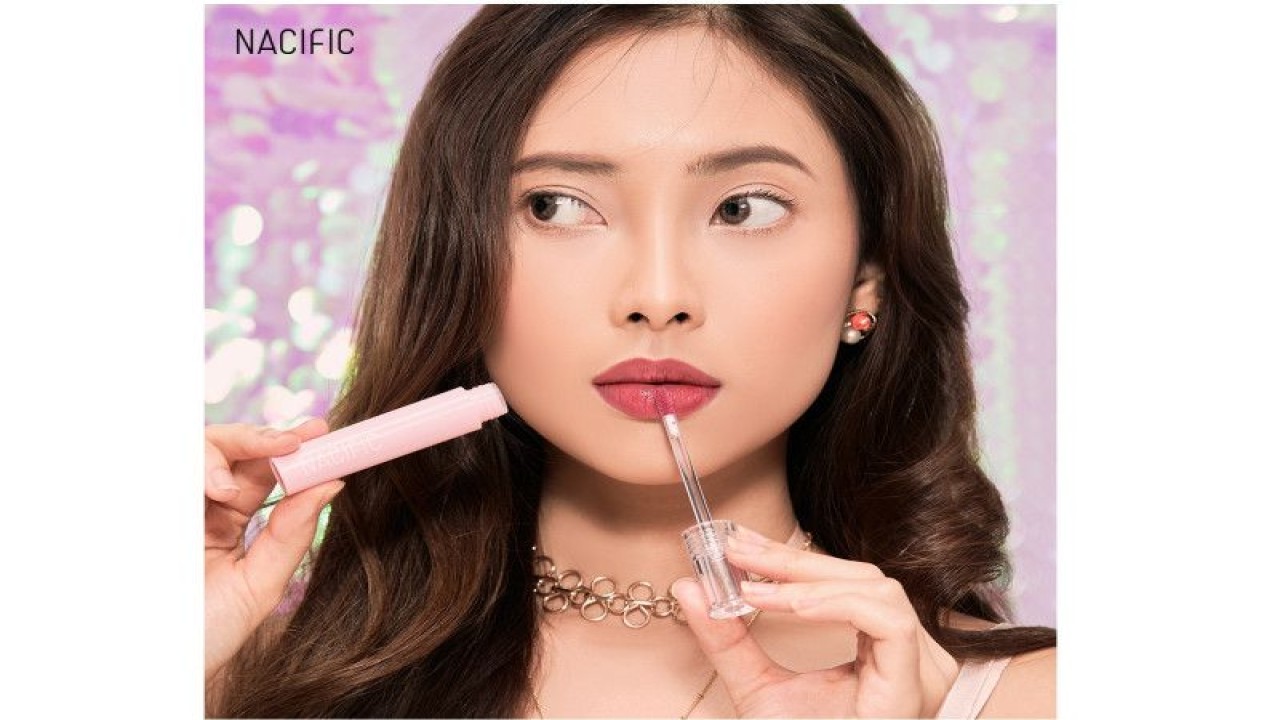 Contoh tampilan riasan minimalis dan "glass skin" ala NACIFIC. (ANTARA/HO/NACIFIC)