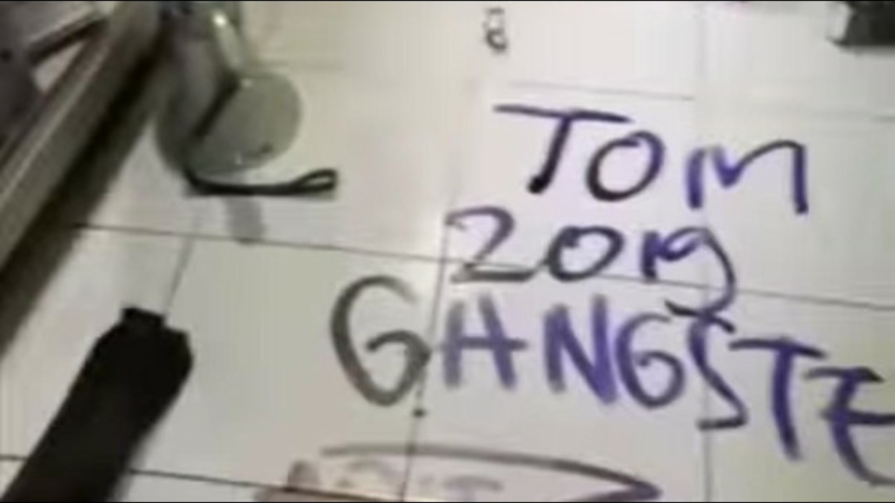 Coretan yang diduga dibuat pelaku pencurian di SD Bogor. (Net)