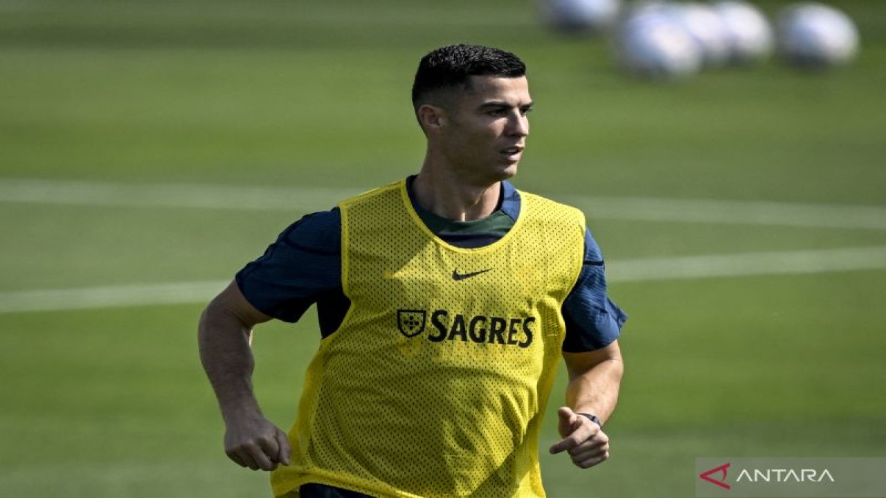 Cristiano Ronaldo menjalani sesi latihan dengan tim nasional Portugal jelang pertandingan perdana Grup H Piala Dunia 2022 lawan Ghana di Doha pada 21 November 2022. ANTARA/AFP/PATRICIA DE MELO MOREIRA