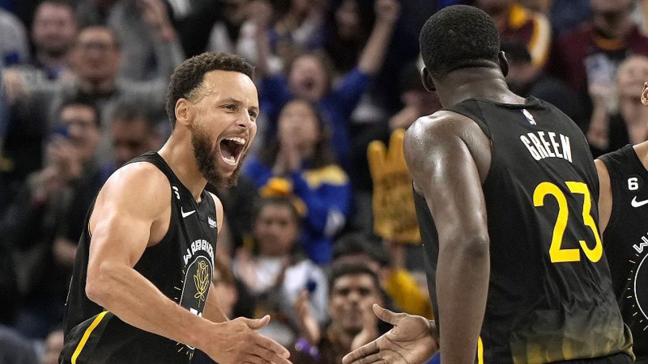 Arsip - Bintang Golden State Warriors Stephen Curry (kiri) berselebrasi bersama Draymond Green seusai melesakkan tripoin krusial melawan Cleveland Cavaliers dalam lanjutan NBA di Chase Center, California, Amerika Serikat, Jumat (11/11/2022). (ANTARA/AFP/GETTY IMAGES/Thearon W. Henderson)